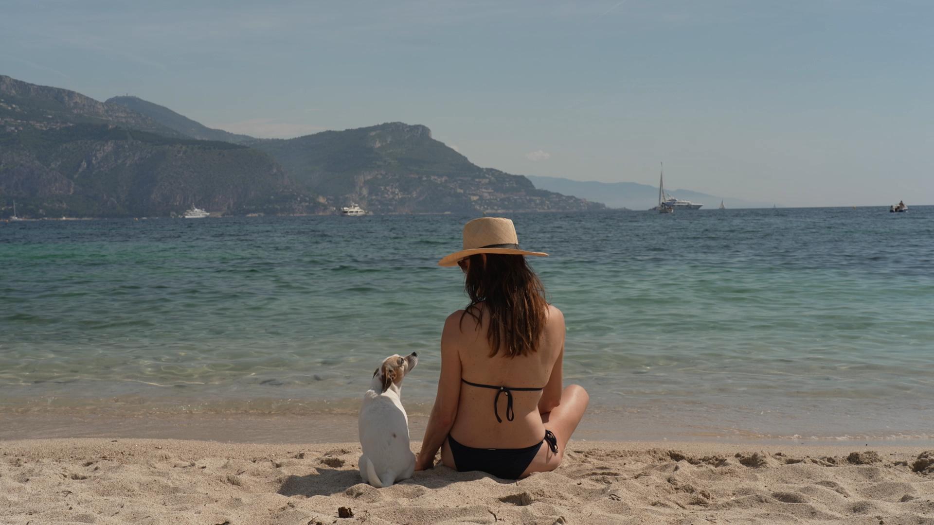 Sous le soleil exactement, pas à côté, juste en dessous